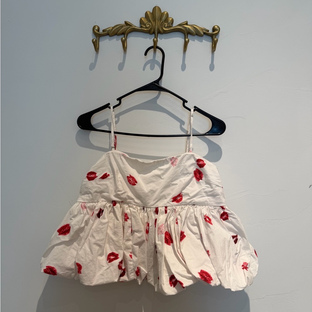 Maeve Anthropologie Bubble Top with Red Lip Kiss Print 💋